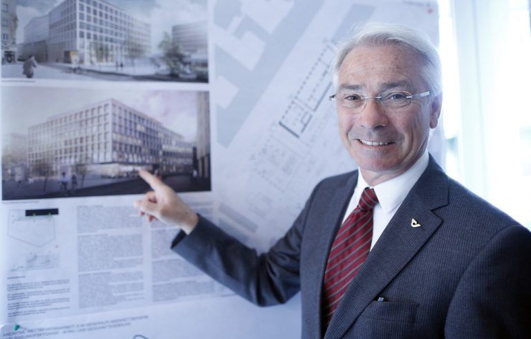 APA12715768 - 13052013 - WIEN - ÖSTERREICH: Generaldirektor der Österreichischen Post AG, Georg Pölzl, am Montag, 13. Mai 2013, während einer PK der Österreichischen Post AG zum Thema