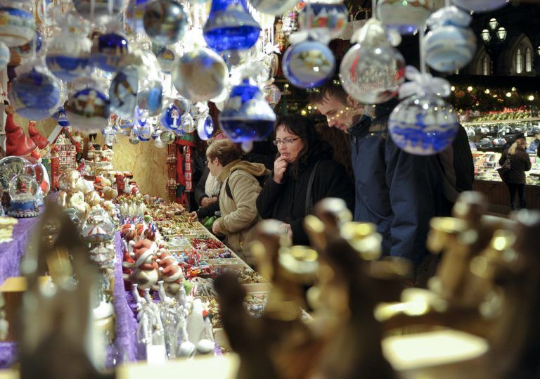APA5863500 - 12112011 - WIEN - ÖSTERREICH: Christkindlmarkt-Besucher am Samstag, 12. November 2011, an einem Stand mit Weihnachtsdekoration auf dem Wiener Rathausplatz... APA-FOTO: HERBERT NEUBAUER