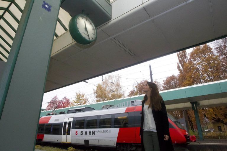 Arbeitgeber können freiwillig ihren Arbeitnehmern ein Ticket für den öffentlichen Verkehr zahlen – das „Jobticket“. Foto: VN/Paulitsch