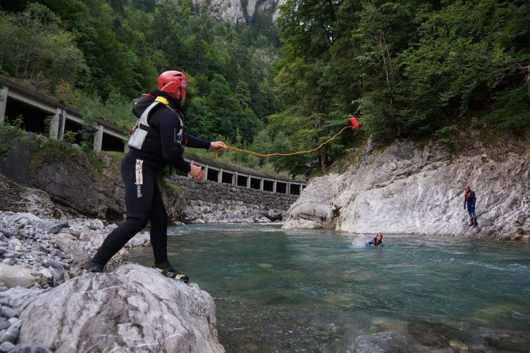 Arno Scharler wirft den Wurfsack mit einem 25 Meter langen Seil exakt zu der zu rettenden Person. Fotos: L. Berchtold