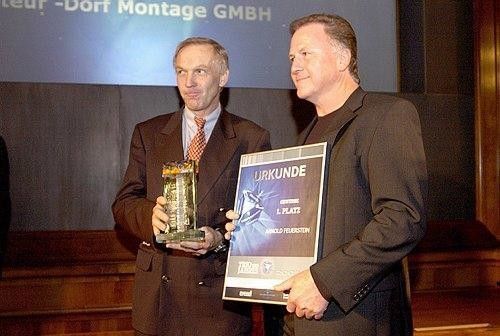 Arnold Feuerstein (mit Urkunde) wurde im Jahr 2002 zum Österreichischen Unternehmer des Jahres gewählt. Foto: Archiv