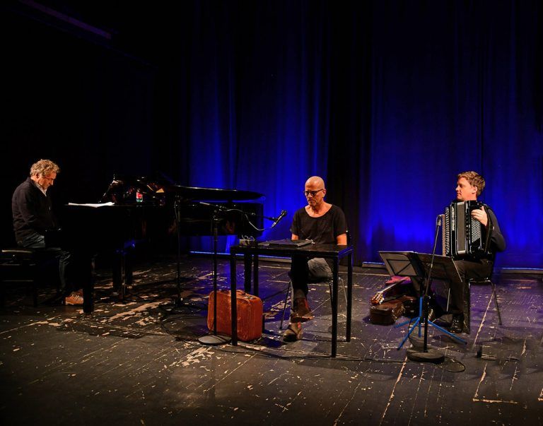 Arnold Meusburger, Rainer Juriatti und Philipp Lingg geben unter dem Titel „Die Abwesenheit des Glücks“ wieder Textkonzerte – teils als Trio, teils als Duo.VERANSTALTER/JURIATTI