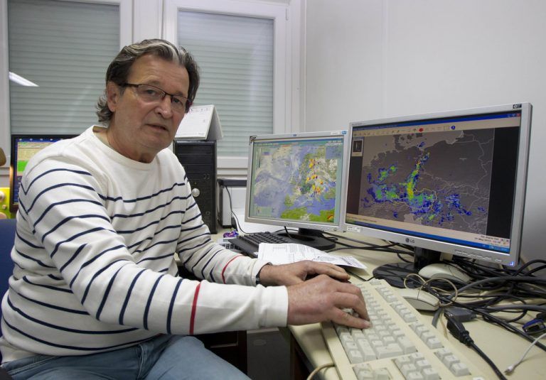 Arnold Tschofen verfolgt die Wetterentwicklung. Das Radar auf der Valluga lieferte freilich keine Bilder – es war ausgefallen. Foto: VN/Paulitsch