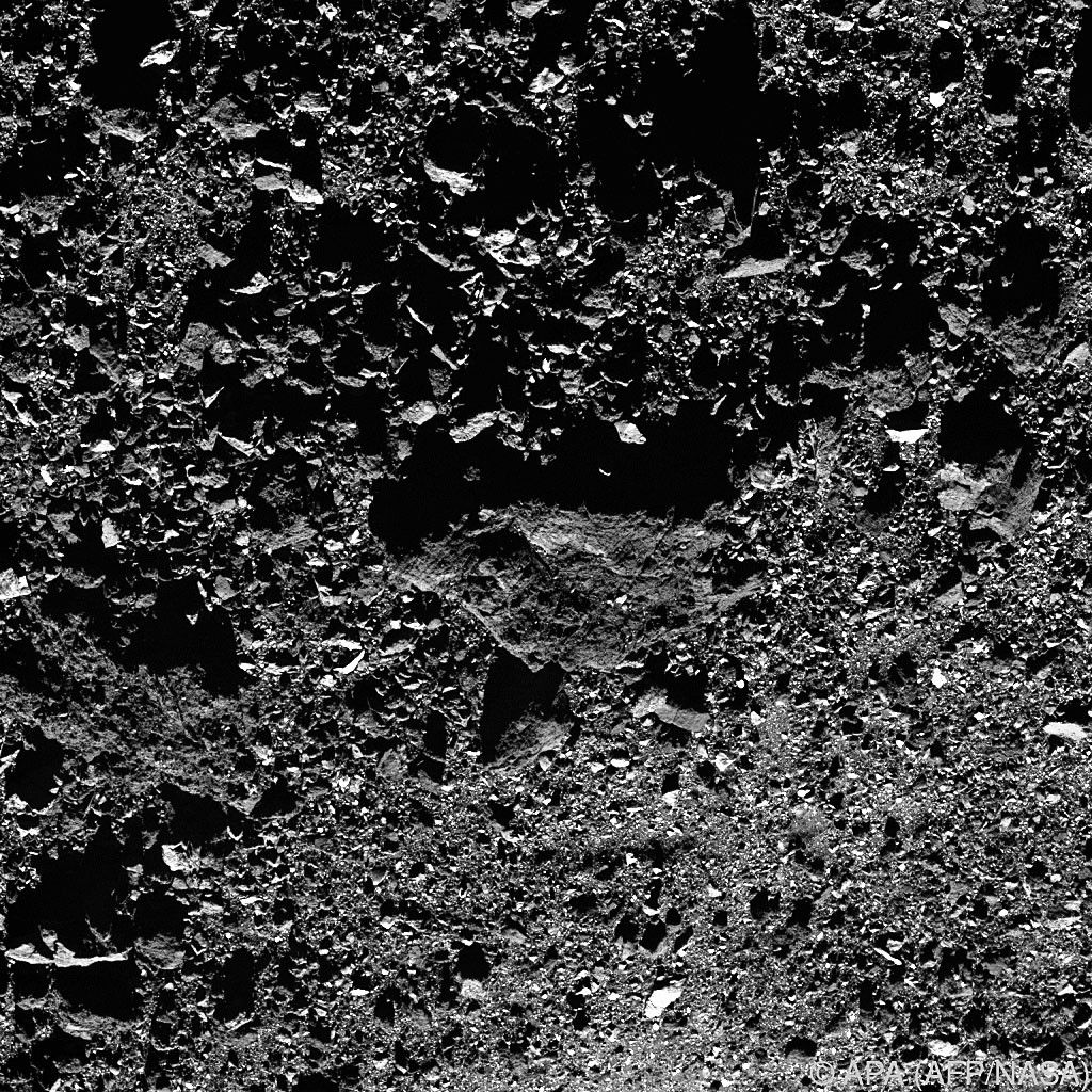 Asteroid Bennu stößt Partikel aus