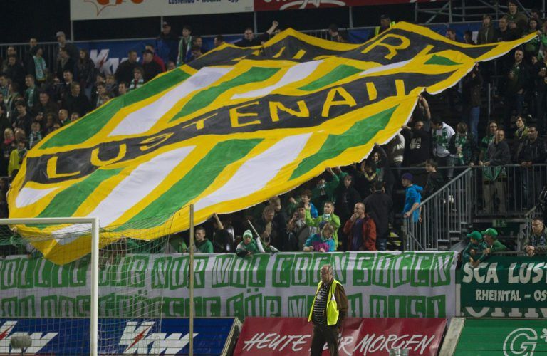 Atmosphäre und Heimeligkeit soll ein echtes Fußballstadion haben. In Lustenau macht man sich Gedanken . . . Foto: steurer