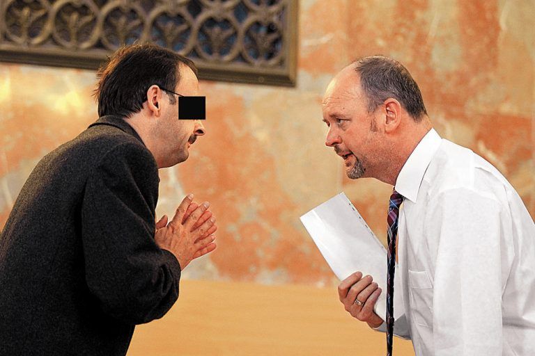 Auch dieses Bild schrieb Geschichte: der Hauptbeschuldigte Jürgen H. und Richter Andreas Posch Foto: vn/hofmeister