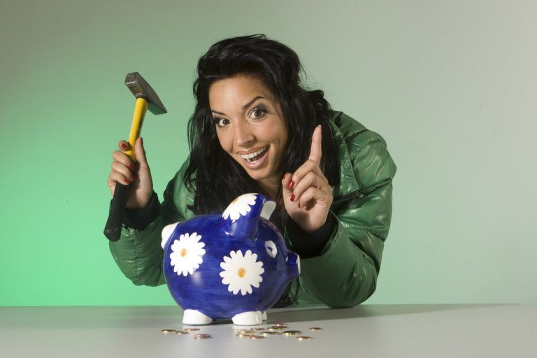 Auch Simone greift nur zum Hammer, wenn sie den Notgroschen braucht. Foto: VN/Hartinger