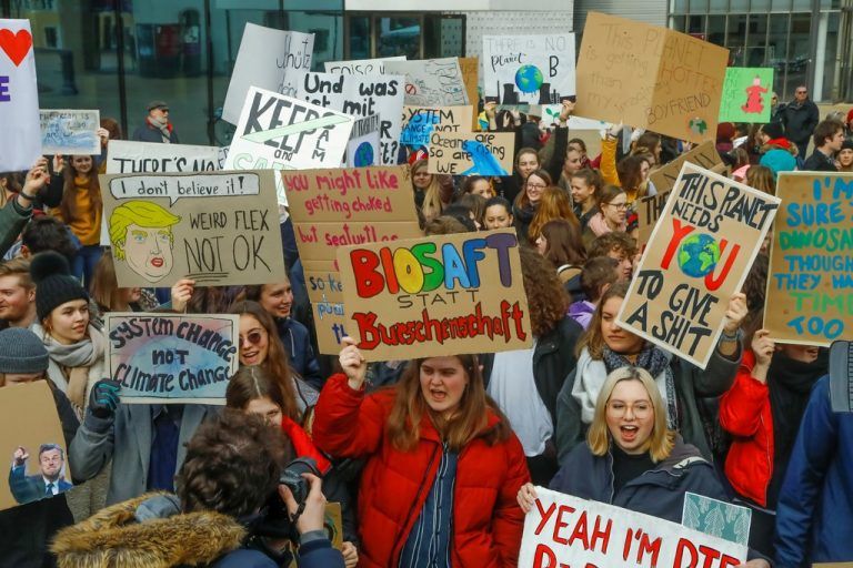 Auch Vorarlberger Schüler zeigen sich solidarisch mit der schwedischen Klimaaktivistin Greta und fordern den System-Change.