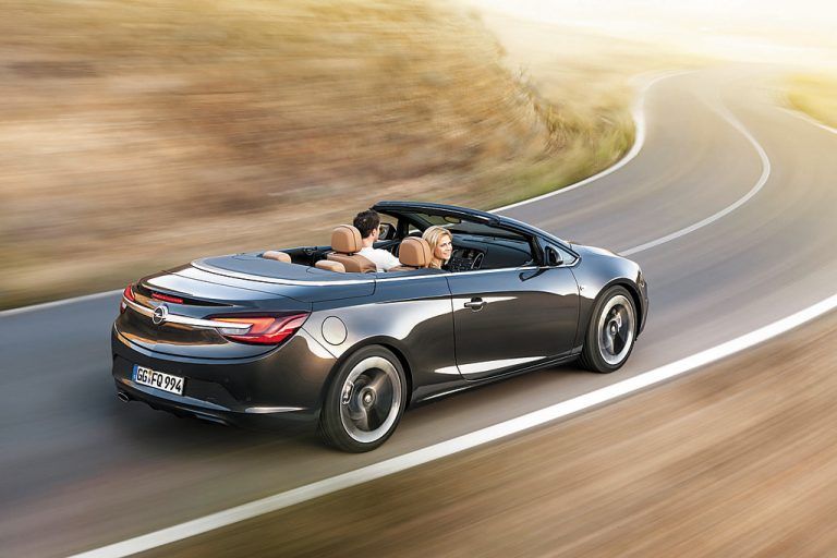 Auf 4,70 Metern Gesamtlänge haben im Opel Cascada bis zu vier Personen Platz unterm Stoffverdeck.