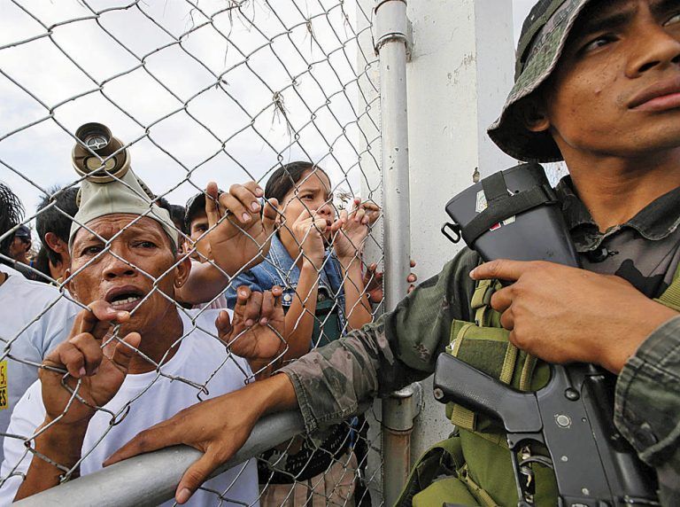 Auf dem Flughafen der weitgehend zerstörten Stadt Tacloban drängen sich die Menschen um Hilfspakete. Foto: AP
