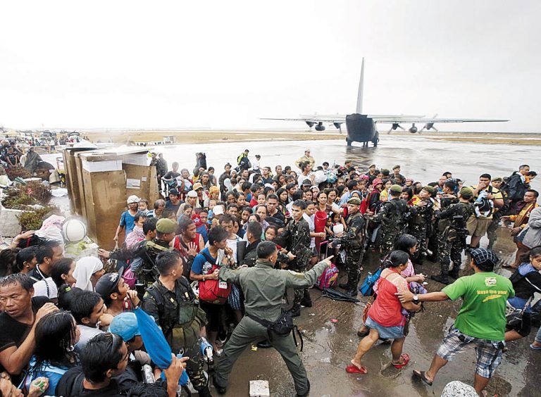 Auf dem Flughafen von Tacloban versuchen Hunderte Menschen, einen Platz in einem Flugzeug zu ergattern. Foto: EPA