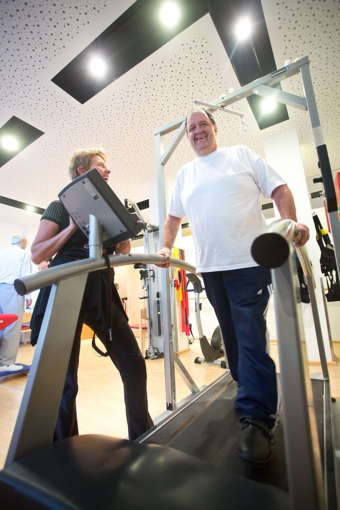 Auf dem Laufband trainiert der Metzgermeister flüssiges Gehen.