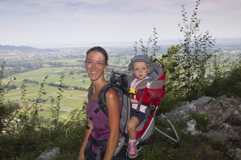 Auf dem Rücken von Mama Ulrike wanderte Jule ganz bequem.
