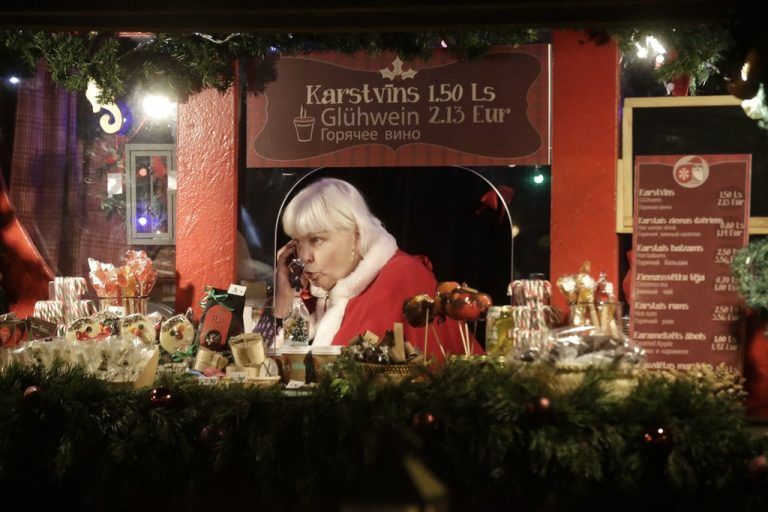 Auf dem Weihnachtsmarkt in Riga konnte man wahlweise schon mit Euro oder noch dem Lettischen Lat bezahlen. Foto: Reuters