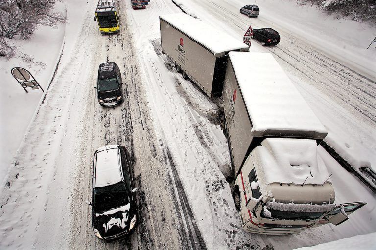 Auf der A 14 sorgten hängen gebliebene Lkw für kilometerlange Staus. Foto: VN/Steurer