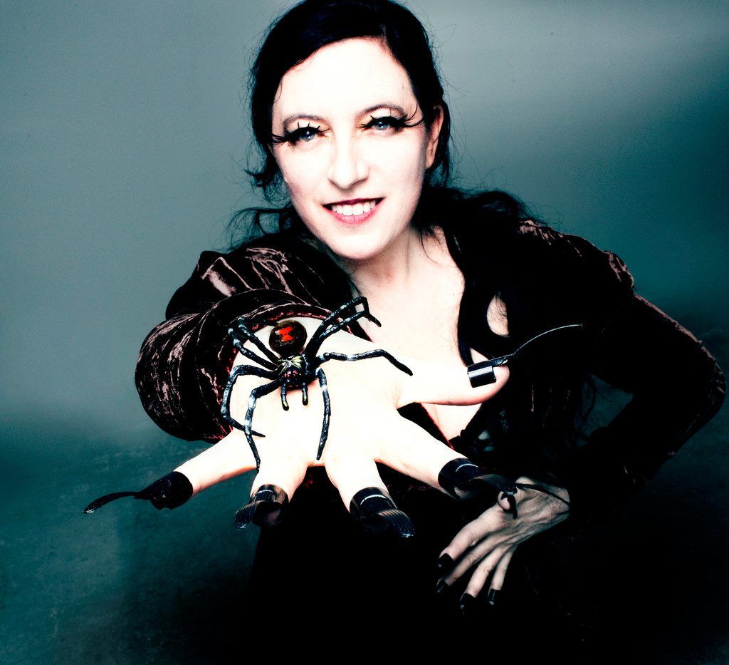 Erika Stucky unterhält mit Humor, Gesangskunst und schrillen Performances.