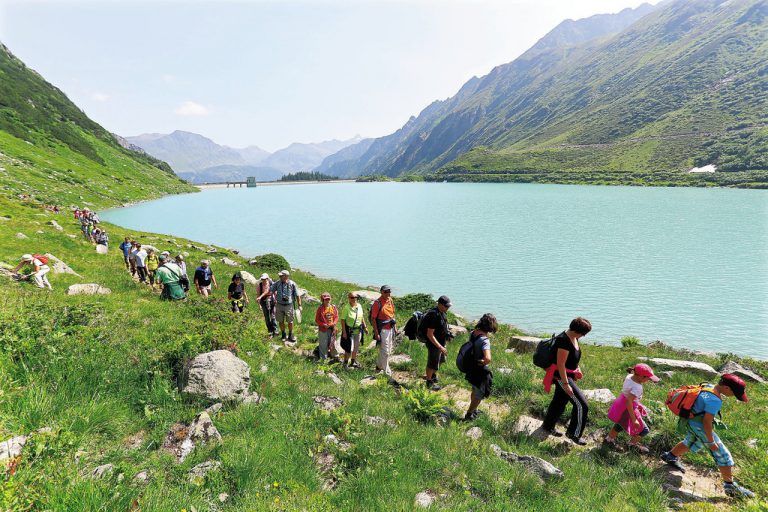 Aufgefädelt wie Perlen an einer Schnur zog der VKW-Wandertross durchs Gelände. Fotos: vn/hofmeister