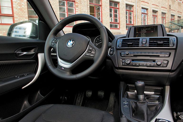 Aufgeräumt, übersichtliches Einser-Cockpit.