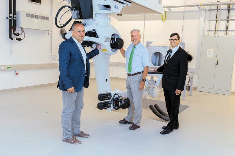 Aufsichtsratsvorsitzender der EBG MedAustron Klaus Schneeberger und die Geschäftsführer Bernd Mößlacher und Thomas Friedrich mit dem ersten Positionierungsroboter.