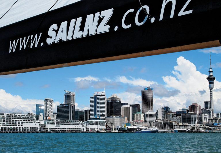 Aukland ist eine pulsierende Metropole – die man auch vom Wasser aus auf einer Yacht gut besichtigen kann. Foto: APA