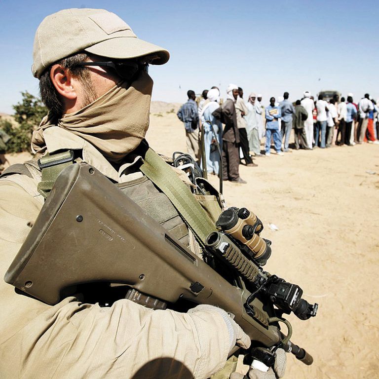 AuslandseinsätzeIm Namen der UNO hat sich Österreich mit „Blauhelmen“ schon immer bei Friedensmissionen engagiert; zum Beispiel am Golan. In den letzten Jahren ist die Zahl der Einsätze gestiegen; etwa im Rahmen der NATO-„Partnerschaft für den Frieden“ auf dem Balkan. Gefragt sind dafür Berufs- und Milizsoldaten. Berufsheer-Befürworter meinen, auch ohne Wehrpflicht genügend Frauen und Männer dafür gewinnen zu können. Wehrpflicht-Befürworter bezweifeln dies.