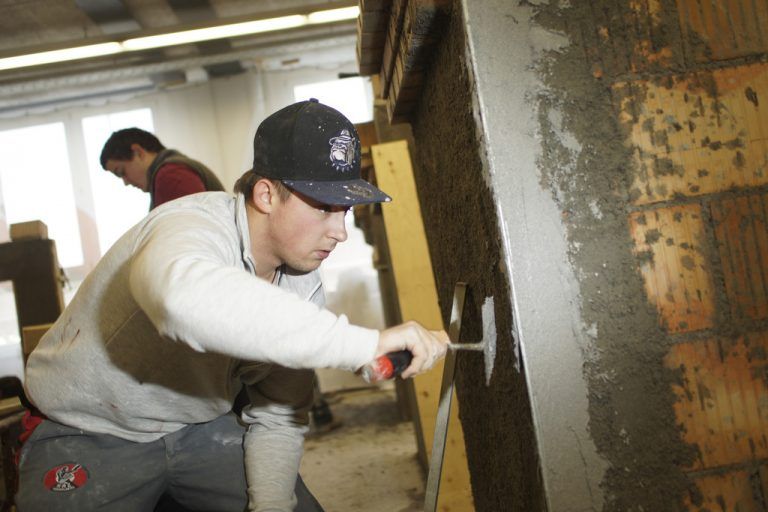 Auszubildende im 3. Lehrjahr schulen ihre Fertigkeiten. Die Bauakademie gibt ihnen die Gelegenheit dazu. fotos: vn/hartinger