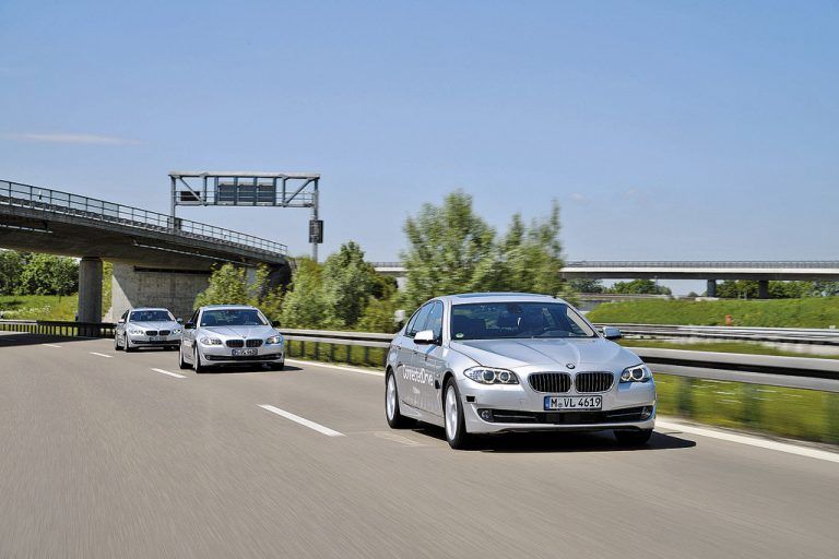 Automatisiertes BMW-Fahren auf der deutschen Autobahn: Äußerlich erkennbar sind die Testfahrzeuge an der Beklebung „Connected Drive“. fotos: bmw