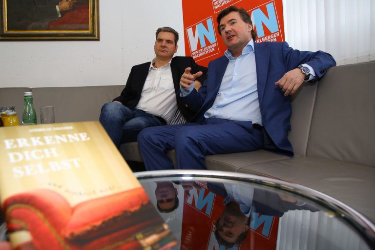 Autor Andreas Salcher (r.) mit Martin Dünser, get-up Geschäftsführer und Organisator des gestrigen Abends. Foto: VN/Hofmeister