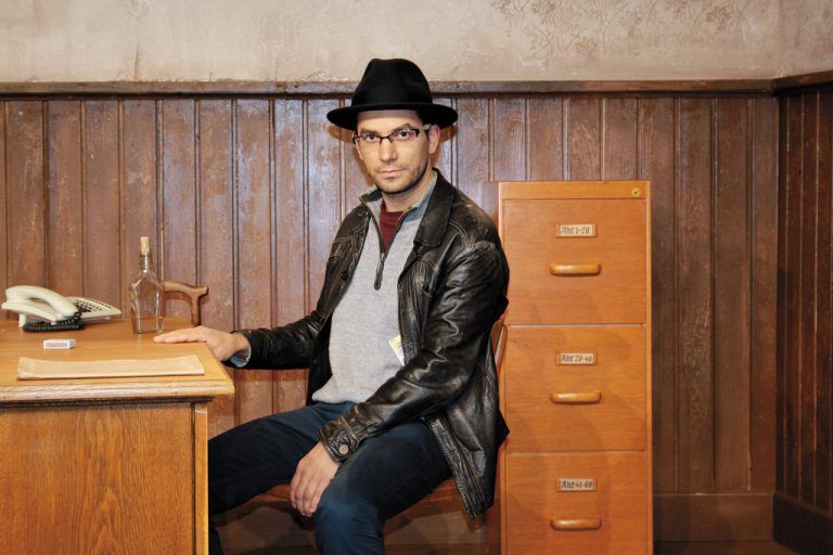 Autor Thomas A. Welte im Bühnenbild zu seinem ersten großen Theaterstück „Das Verhör“, das morgen uraufgeführt wird. Foto: Kosmos/Köstl