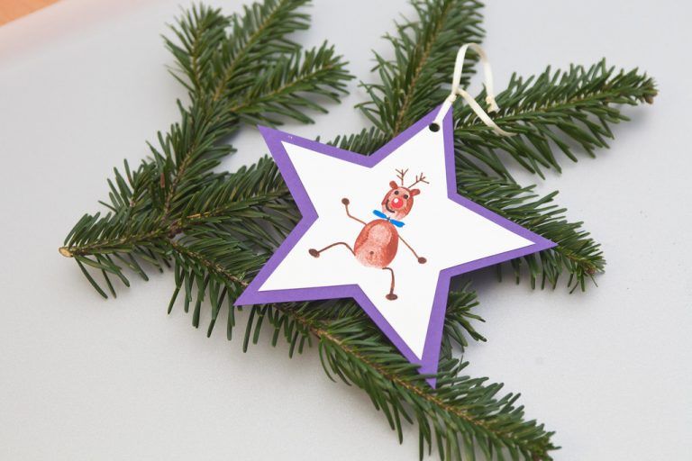 . . . baumelt das bunte Rentier am Christbaum.