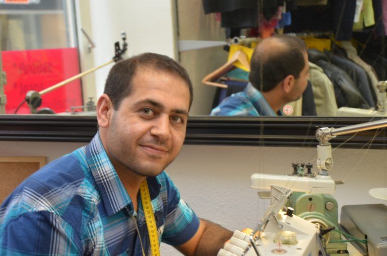 Bayram Kara,Schneider.Die verschiedenen Wünsche der Kunden machen die Arbeit abwechslungsreich. Das Betriebsklima bei uns ist sehr angenehm.