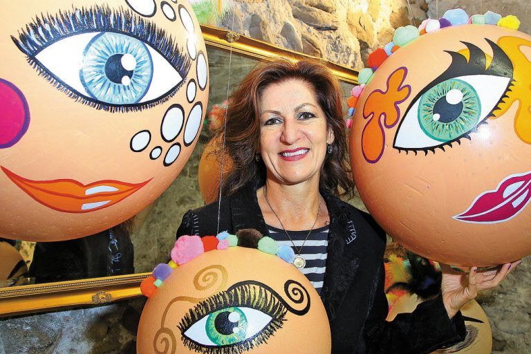 Bei der aktuellen Ausstellung „Bitte berühren“ von Evelyn Pröll sollen Besucher nicht nur betrachten, sondern auch selbst aktiv werden. Foto: VN/Hofmeister