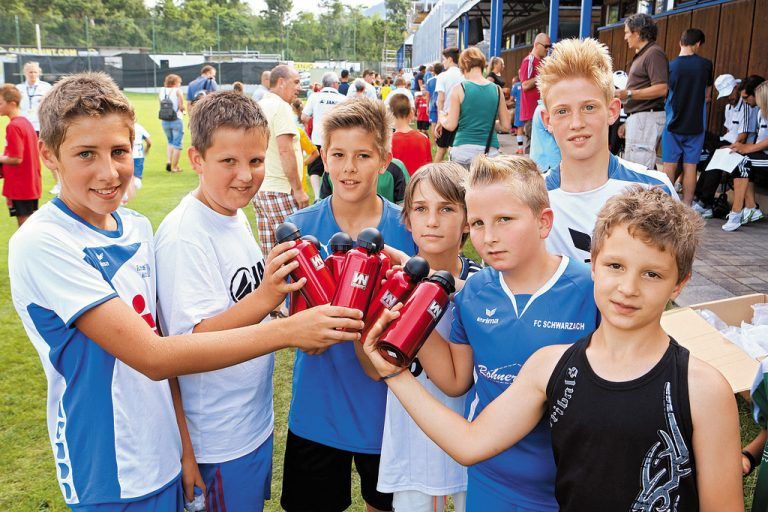 Bei der brütenden Hitze kam die knallrote VN-Trinkflasche gelegen.