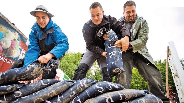 Bei der Reitanlage an der Furt in Dornbirn wappneten sich Helfer mit Sandsäcken gegen eine mögliche Überschwemmung. Fotos: VN/Steurer