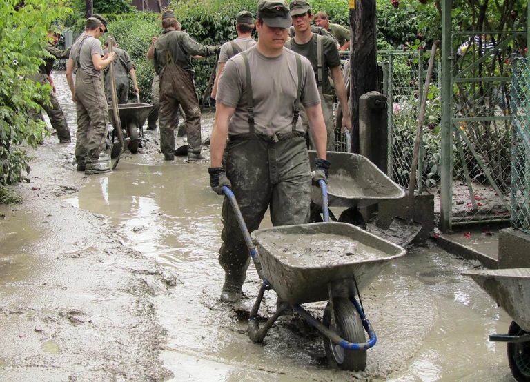 Bei Klosterneuburg sind Soldaten pausenlos im Einsatz. Foto: APA