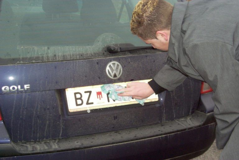 Bei schmutzigen und unlesbaren Kennzeichen drohen dem verantwortlichen Lenker bis zu 70 Euro Strafe. Foto: VN/Meznar