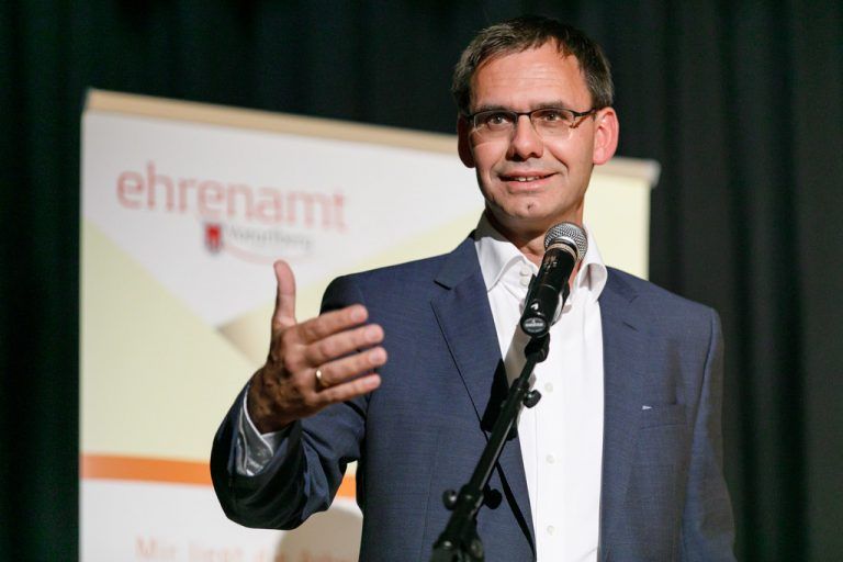 Beim Klimaschutz sind wir alle gefordert, unseren Beitrag zu leisten. Das beginnt im Kleinen bei alltäglichen Handlungen und reicht hinauf bis zu weltweiten Bemühungen im Rahmen von staatenübergreifenden vertraglichen Übereinkommen. Vorarlberg hat sich mit dem Ziel der Energie­autonomie bis 2050 frühzeitig auf einen ambitionierten Weg begeben. Die Landwirtschaftsstrategie 2020 „Ökoland Vorarlberg – regional und fair“ und die Tourismusstrategie bilden weitere wichtige Pfeiler für eine nachhaltig positive Entwicklung. Die vielfältigen Anstrengungen gehen weit über einige gute Vorsätze hinaus. Es werden vielmehr ganz konkrete Maßnahmen verfolgt, um Klimaschutz und die Sicherung einer hohen Lebensqualität in Einklang zu bringen. Den Vorarlberger(inne)n danke ich, dass sie den Kurs aktiv mitgehen.Markus Wallner, Landeshauptmann