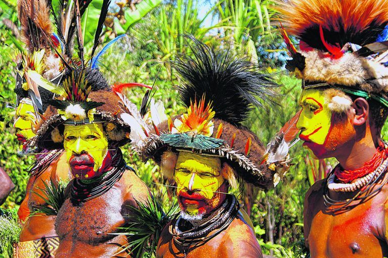 Beim Körperschmuck und auch beim Kopfschmuck leben sich Papua Neuguineas Einwohner kreativ aus. Foto: Mittendorfer