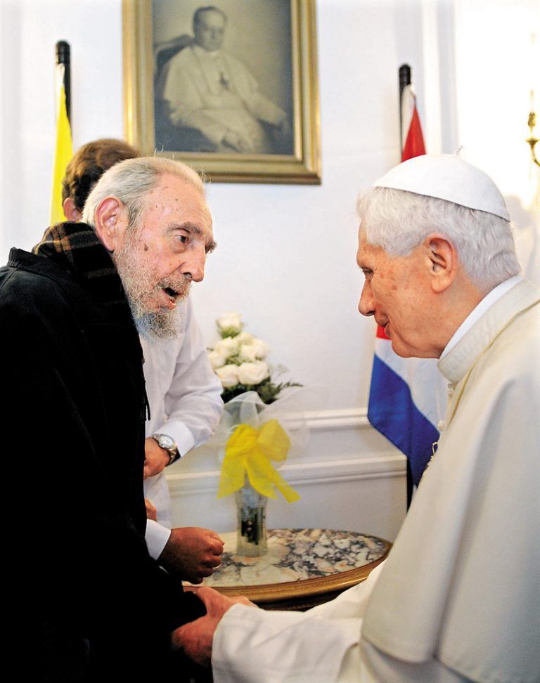 Benedikt XVI. im März 2012 mit Fidel Castro in Kuba. Foto: DAPD