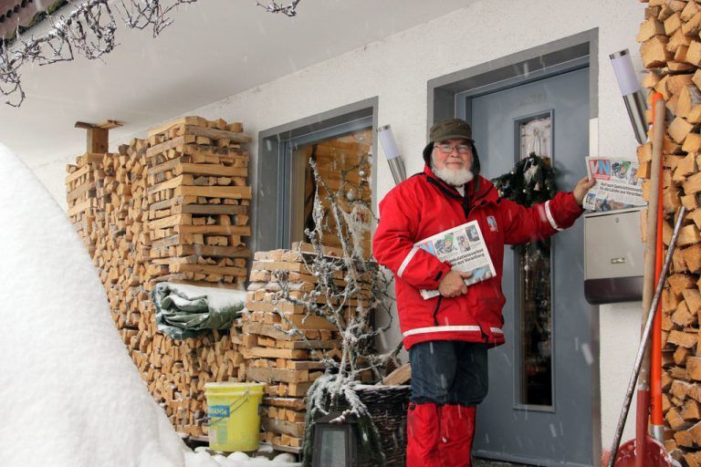 Bernd Ebenhoch kämpft sich den Weg durch den Schnee. Foto: VN/bem