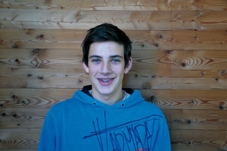 Bernd FinkIch bin mit unserer Schule im Allgemeinen sehr zufrieden. Das moderne Schulge-bäude und die technische Ausstattung gefallen mir besonders gut. Den Luxus, dass jeder Schüler in seinem Klassenzimmer einen Laptop hat, schätze ich sehr und es erleichtert den Schulalltag enorm. Unsere Kantine, die von der Lebenshilfe Bezau betrieben wird, gefällt mir ebenfalls, da wir immer mit guten Snacks versorgt werden.