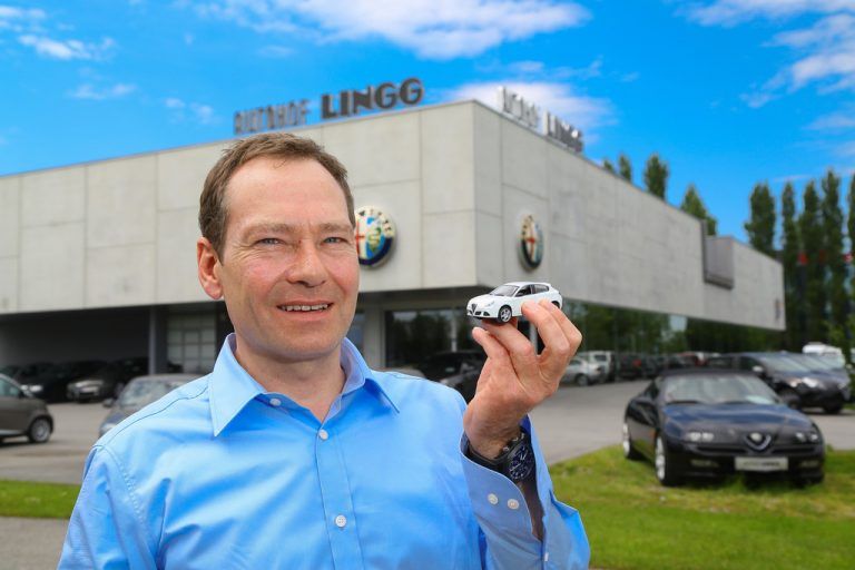 Bernt Lingg vom Autohof in Lustenau: Liebt Autos ebenso wie die Arbeit für seine Kunden. Fotos: VN/Hofmeister