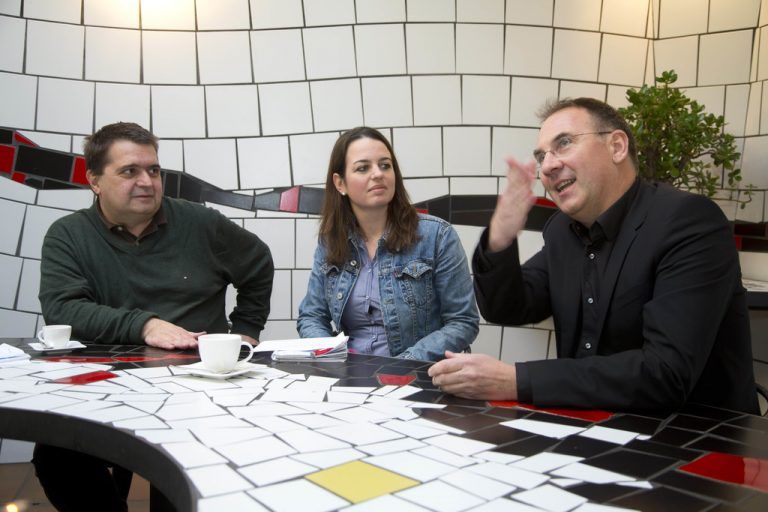 Bertold Bischof im Gespräch mit den VN am Firmensitz in Zwischenwasser. Der Raum präsentiert sich im klassischen Hundertwasser-Design.