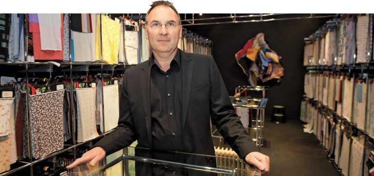 Bertold Bischof mit einer Auswahl verschiedener Muster, die bei Rueff produziert werden. Fotos: VN/Paulitsch