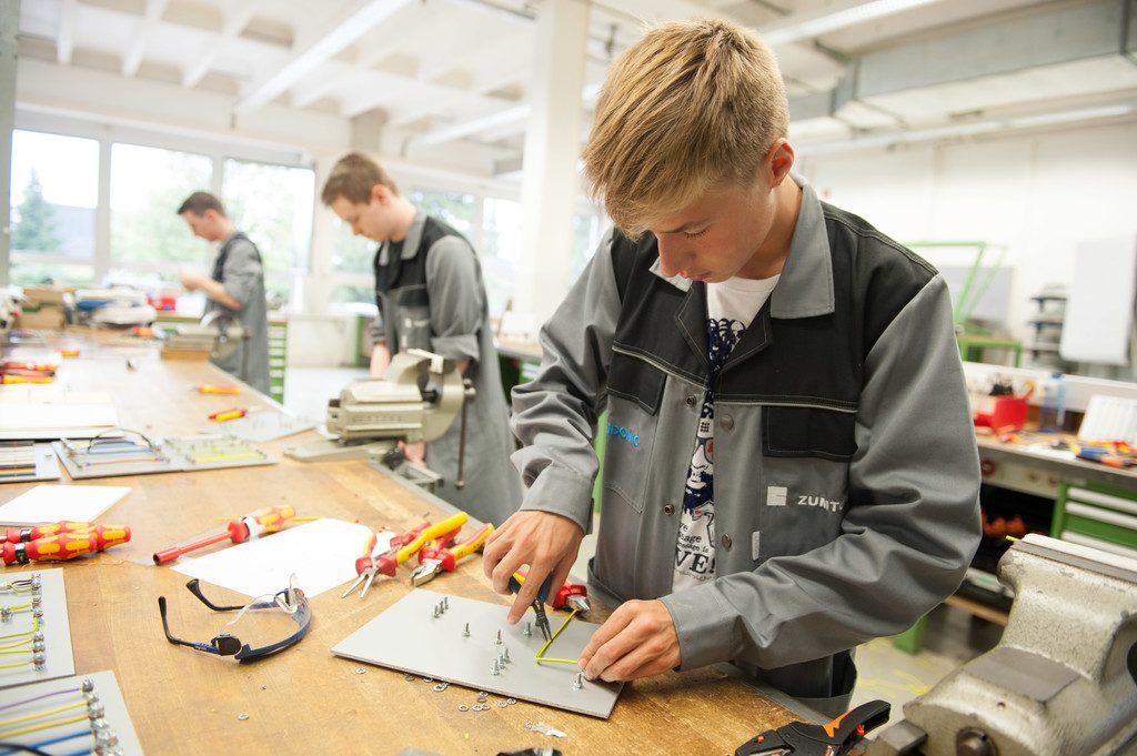 Je gebildeter, desto zufriedener