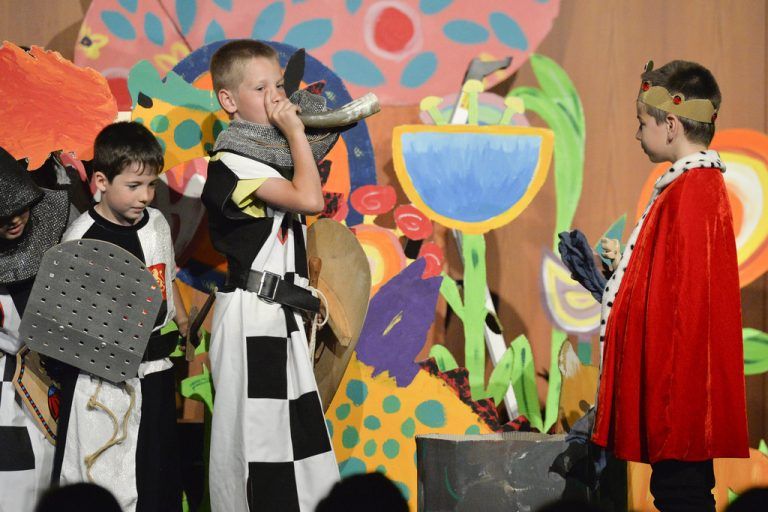 Beschlinger Theatermäuse. Die wundersame Geschichte der Prinzessin Zizibe endet, auch wenn ein Troll im Weg steht, im Happy End. Aber bis es soweit ist, haben die Theatermäuse alle Hände voll zu tun.