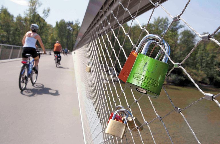 „Beschlossene“ Verbundenheit: An das Maschendrahtgeländer der Radbrücke, die Bregenz und Hard verbindet, haben einige Paare ihre Liebesschlösser angebracht.  Foto: VN/Paulitsch