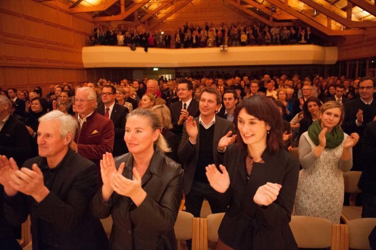 Beste Stimmung herrschte gestern Abend im bis auf den allerletzten Platz besetzten Angelika-Kauffmann-Saal.