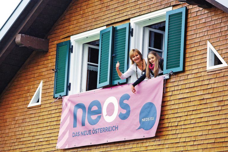 Bettina (l.) und Laura zeigen ihre Begeisterung über den Erfolg der NEOS ganz offen. Fotos: Vn/hofmeister