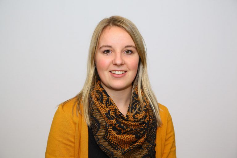 Bettina Müller,KanzleileitungIch bin nach der Handelsschule eingetreten. Mir gefällt das Klima und, dass ich mit so vielen Themen zu tun habe. Ich bin fürs Telefon zuständig, merke Fristen vor und richte die Unterlagen für Verhandlungen.